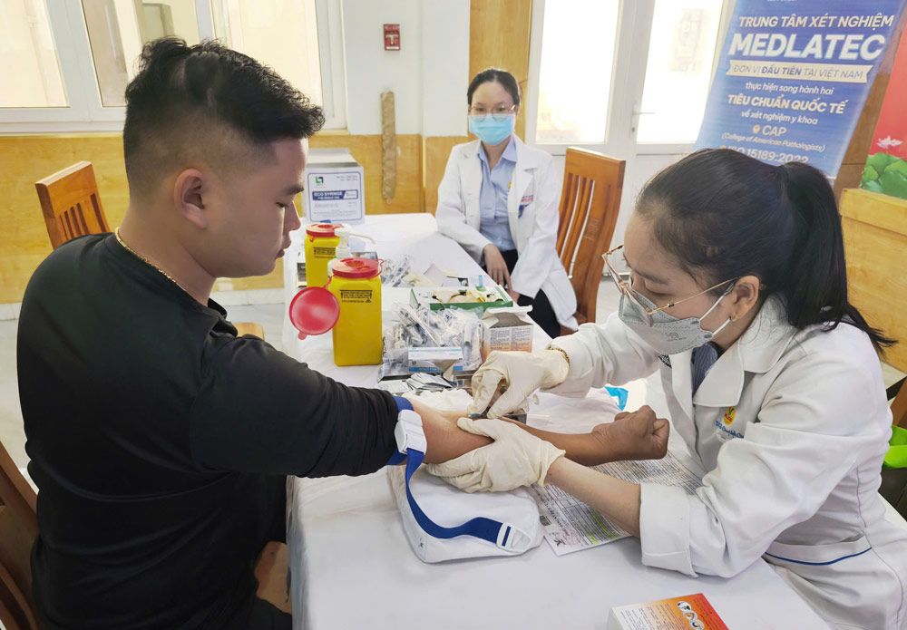 Nearly 200 union members and workers of Hai Van Ward Trade Union were examined, tested, and screened for cancer under the preferential and discounted welfare package of Medlatec Vietnam Co., Ltd. Photo: Hai Van Ward Trade Union