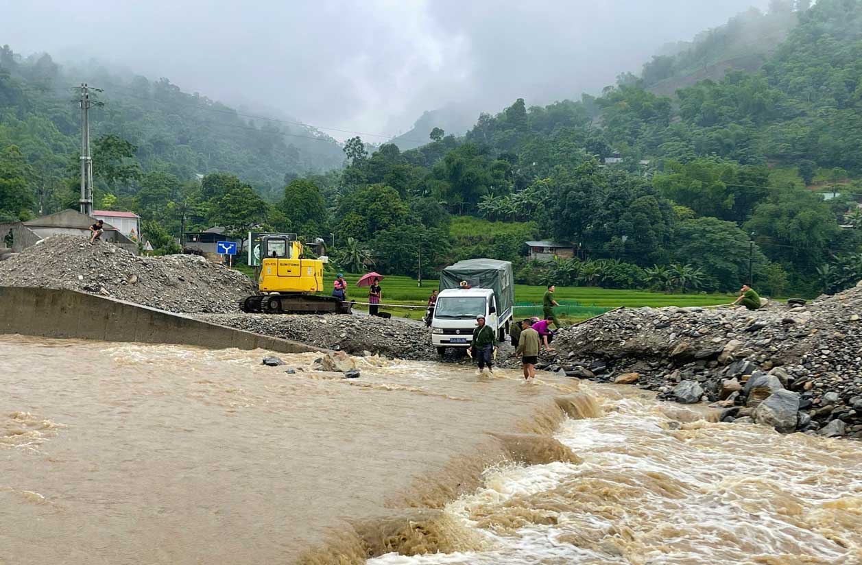 Nước lũ dâng cao khiến việc đi lại của người dân tại xã Trịnh Tường gặp nhiều khó khăn. 