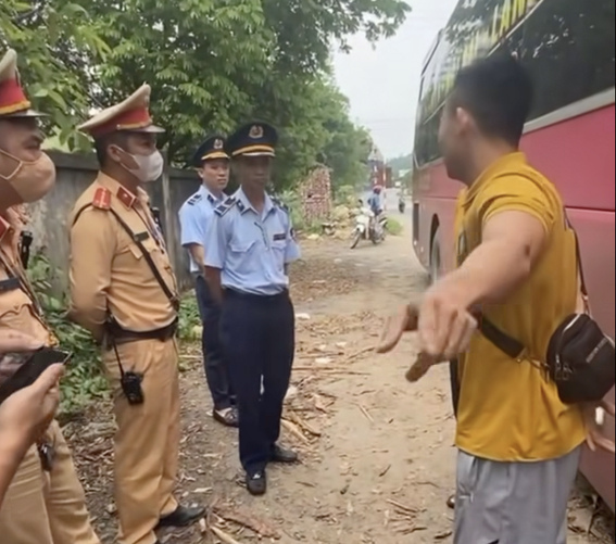 Clip of a car company arguing loudly with Market Management Team No. 1 of Lang Son province when asked to check the origin of 9 bags of cicada carcasses. Photo: Cut from clip