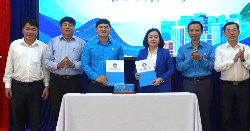 Ngu Hanh Son Ward Trade Union signs regulations on coordination of activities for the period 2026-2030 with Hoa Cuong grassroots social insurance to improve efficiency in organizing the implementation of social insurance, health insurance, unemployment insurance regimes and policies, and protect the rights and interests of workers. Photo: Tuong Minh