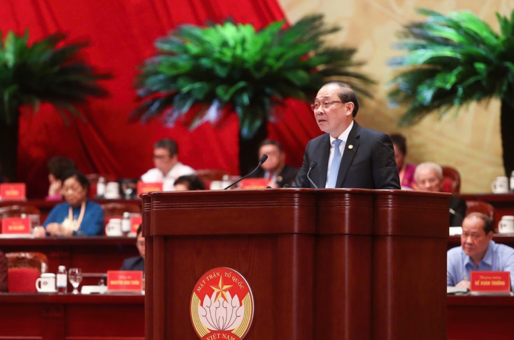 Vice Chairman of the Central Committee of the Vietnam Fatherland Front Hoang Cong Thuy presents the Submission amending and supplementing the Charter of the Vietnam Fatherland Front. Photo: Quang Vinh
