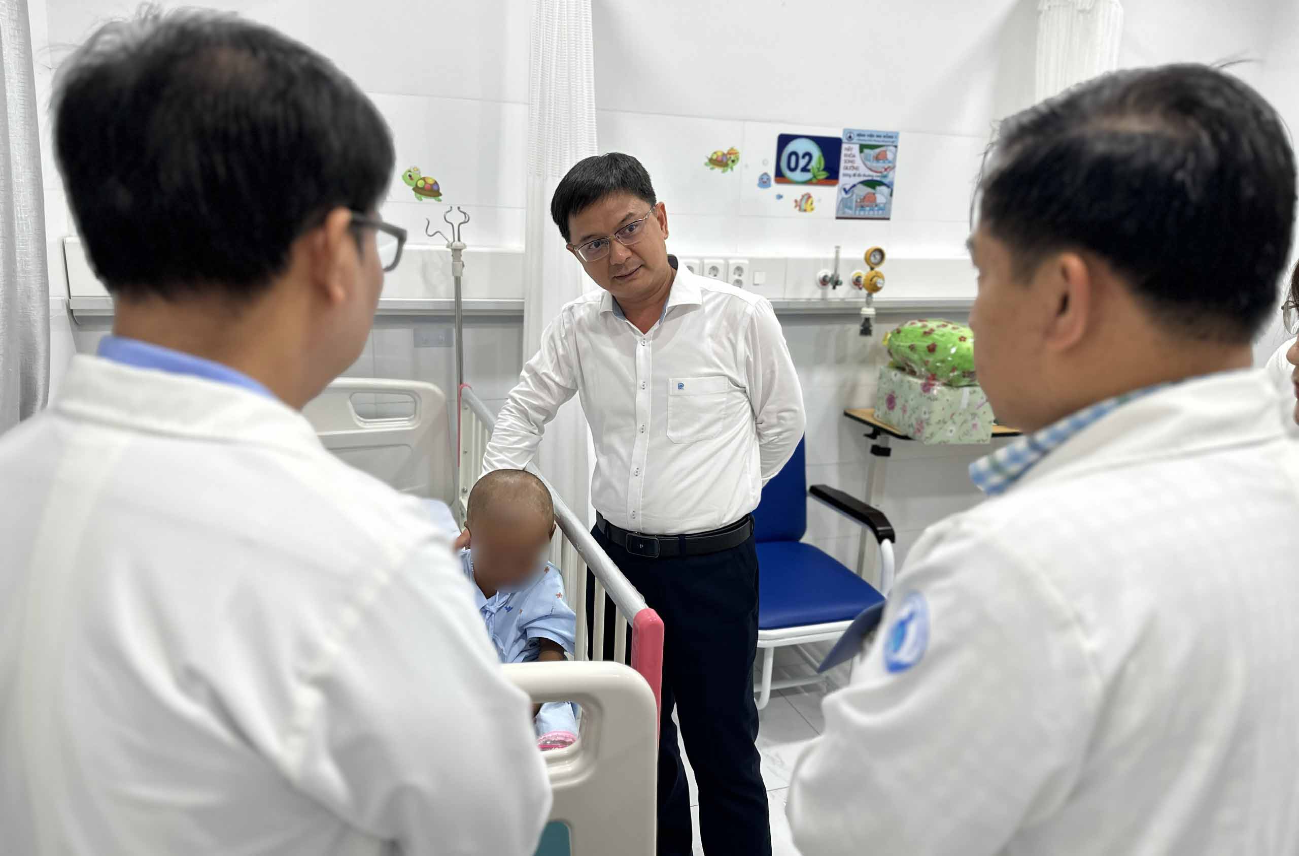 Ông Nguyễn Mạnh Cường - Phó Chủ tịch UBND TPHCM thăm bệnh nhi. Ảnh: Bệnh viện cung cấp