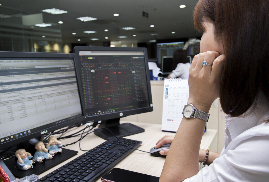 Investors' strong profit-taking made the stock market unable to hold the 1,900 point mark. Photo: Bao Chuong