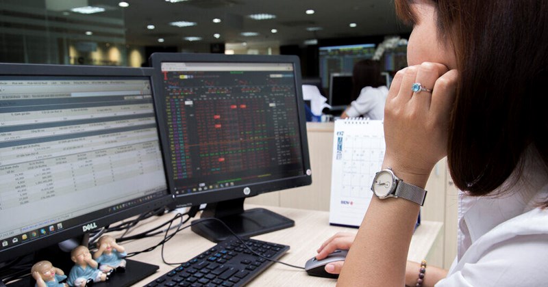 Thị trường chứng khoán không giữ được mốc 1.900 điểm