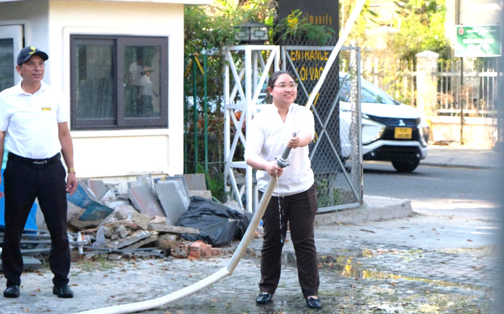 El sindicato de base del Hotel Almanity, afiliado al Sindicato del barrio de Hoi An Tay, organizó para los miembros del sindicato y los trabajadores la participación en un curso de formación profesional sobre prevención y extinción de incendios en la unidad. Foto: Sindicato de Hoi An Tay