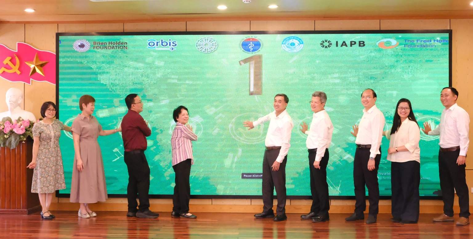 Launching the largest blindness investigation after more than 10 years: Building national data to keep the light on Vietnamese people. Photo: Xuan Hong