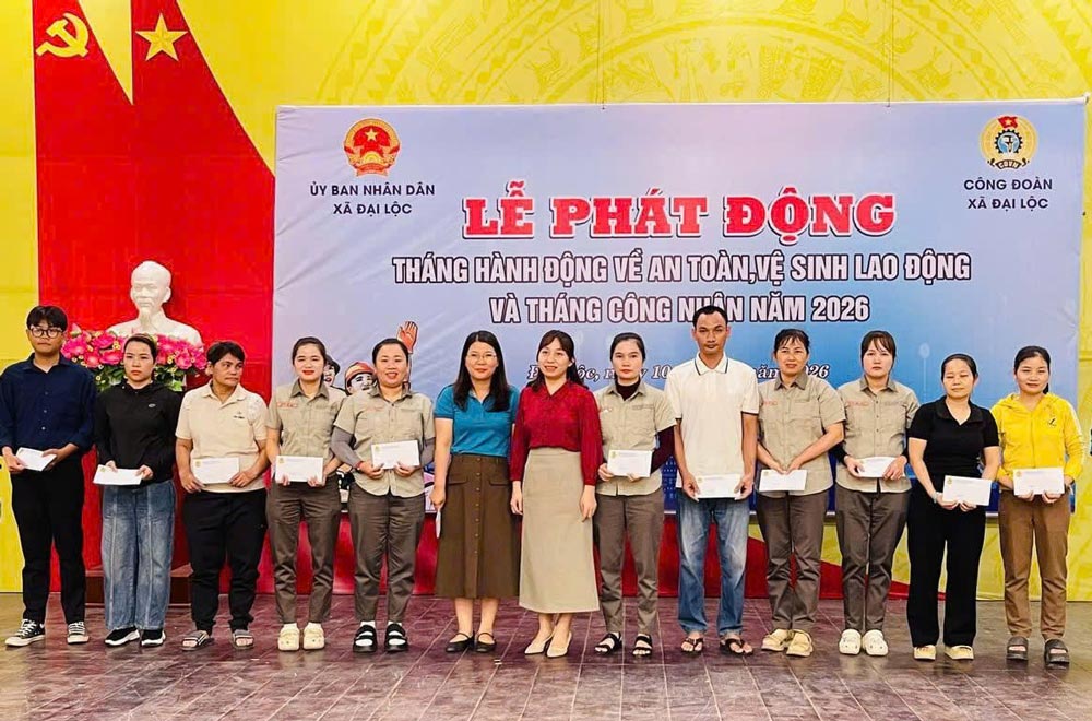 El Sindicato de la comuna de Đại Lộc entregó 38 obsequios a miembros del sindicato y trabajadores en circunstancias difíciles por valor de 500.000 VND a 1.000.000 VND/obsequio, animando oportunamente a los miembros del sindicato a superar las dificultades y estar tranquilos para trabajar y producir. Foto: Sindicato de Đại Lộc