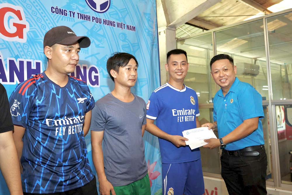 Ông Nguyễn Hữu Cần - Chủ tịch CĐCS Công ty TNHH Pou Hung Việt Nam trao quà cho đoàn viên, người lao động. Ảnh: Anh Cần