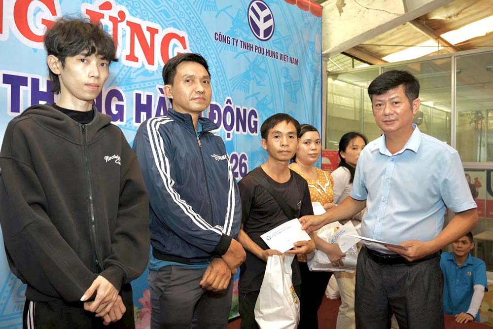 Chủ tịch Liên đoàn Lao động tỉnh Tây Ninh Trần Lê Duy trao quà cho đoàn viên, người lao động tại lễ hưởng ứng Tháng Công nhân 2026. Ảnh: Anh Cần
