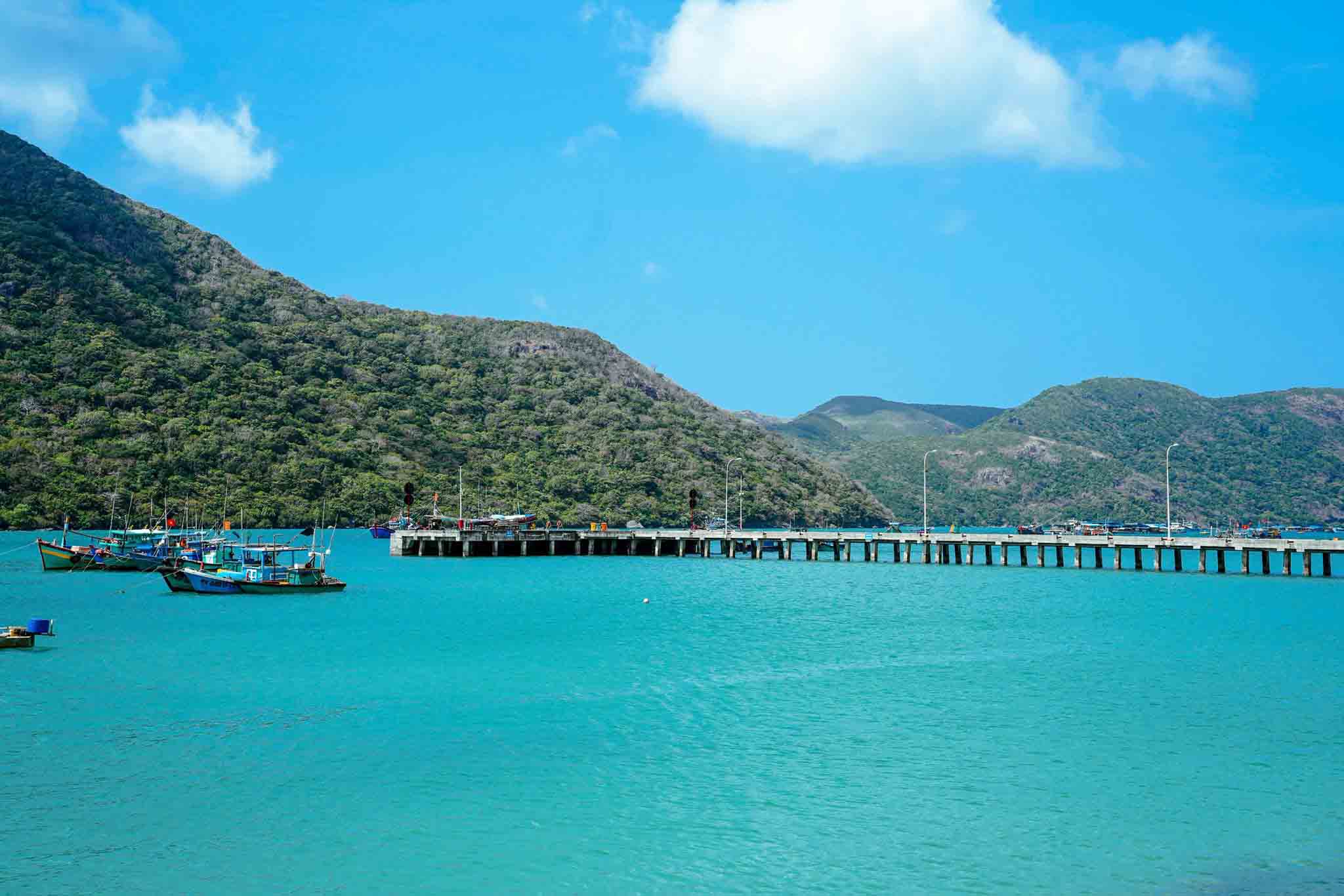Làn nước biển mát lạnh, xanh trong vắt thấu đáy.