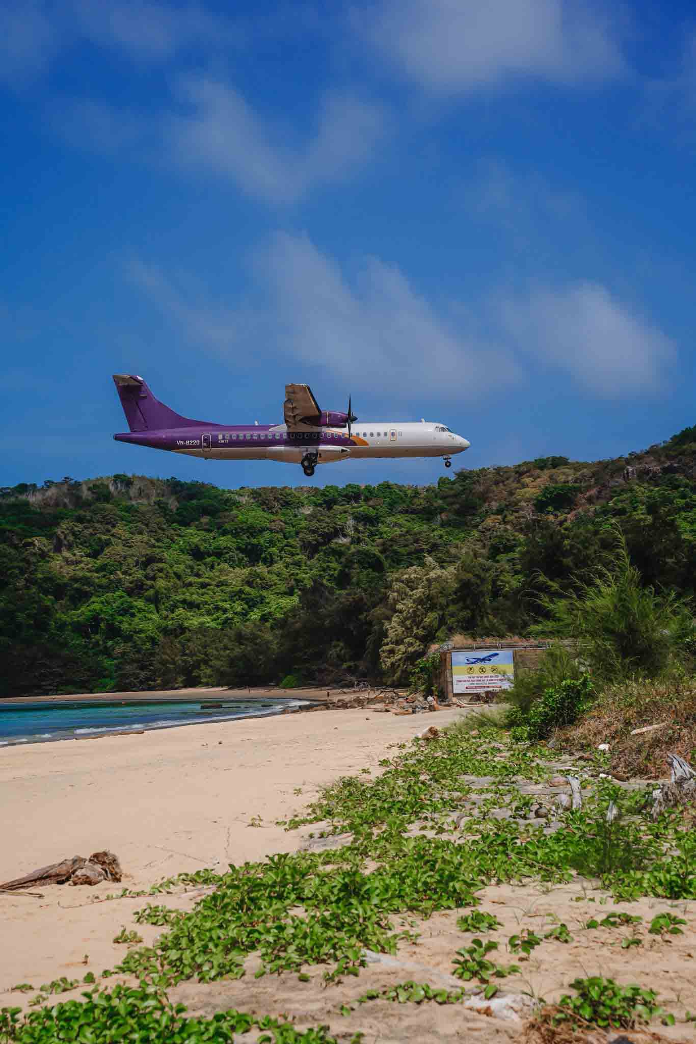 Hình ảnh máy bay hạ cánh ở Côn Đảo.