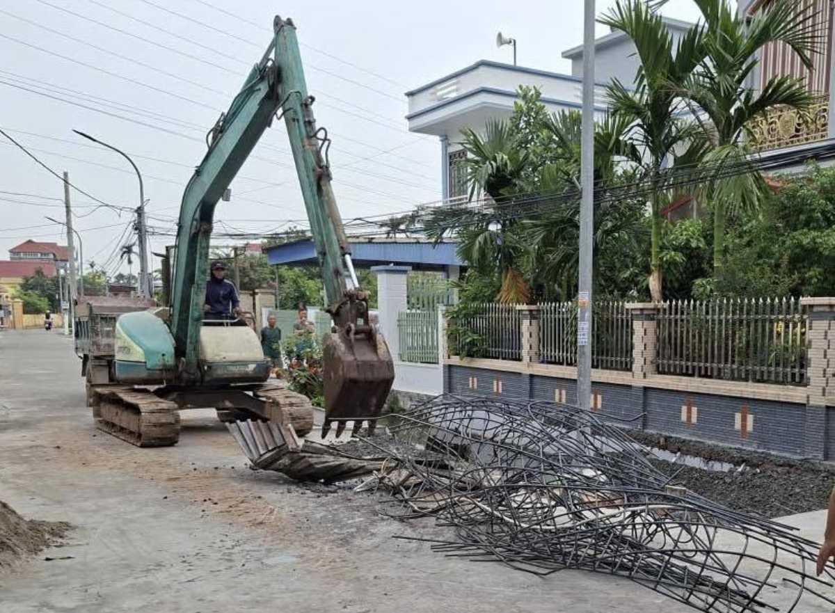 Tháo dỡ công trình vi phạm hành lang thủy lợi ở xã Hải Hưng, tỉnh Ninh Bình. Ảnh: Xã Hải Hưng