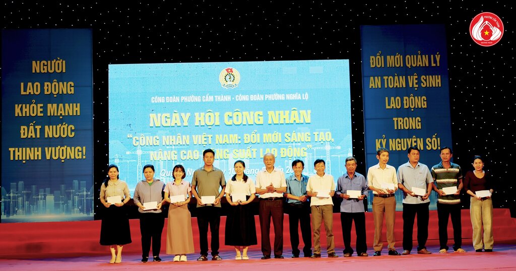 Ban Tổ chức trao quà cho đoàn viên, công nhân, viên chức, lao động có hoàn cảnh đặc biệt khó khăn tại Chương trình “Ngày hội Công nhân” năm 2026. Ảnh: Công đoàn Quảng Ngãi
