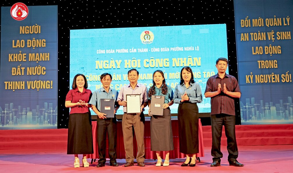 Leaders of the Trade Union of Cam Thanh ward, Nghia Lo ward and Quang Ngai Health Center signed a cooperation agreement on health care for workers. Photo: Quang Ngai Trade Union