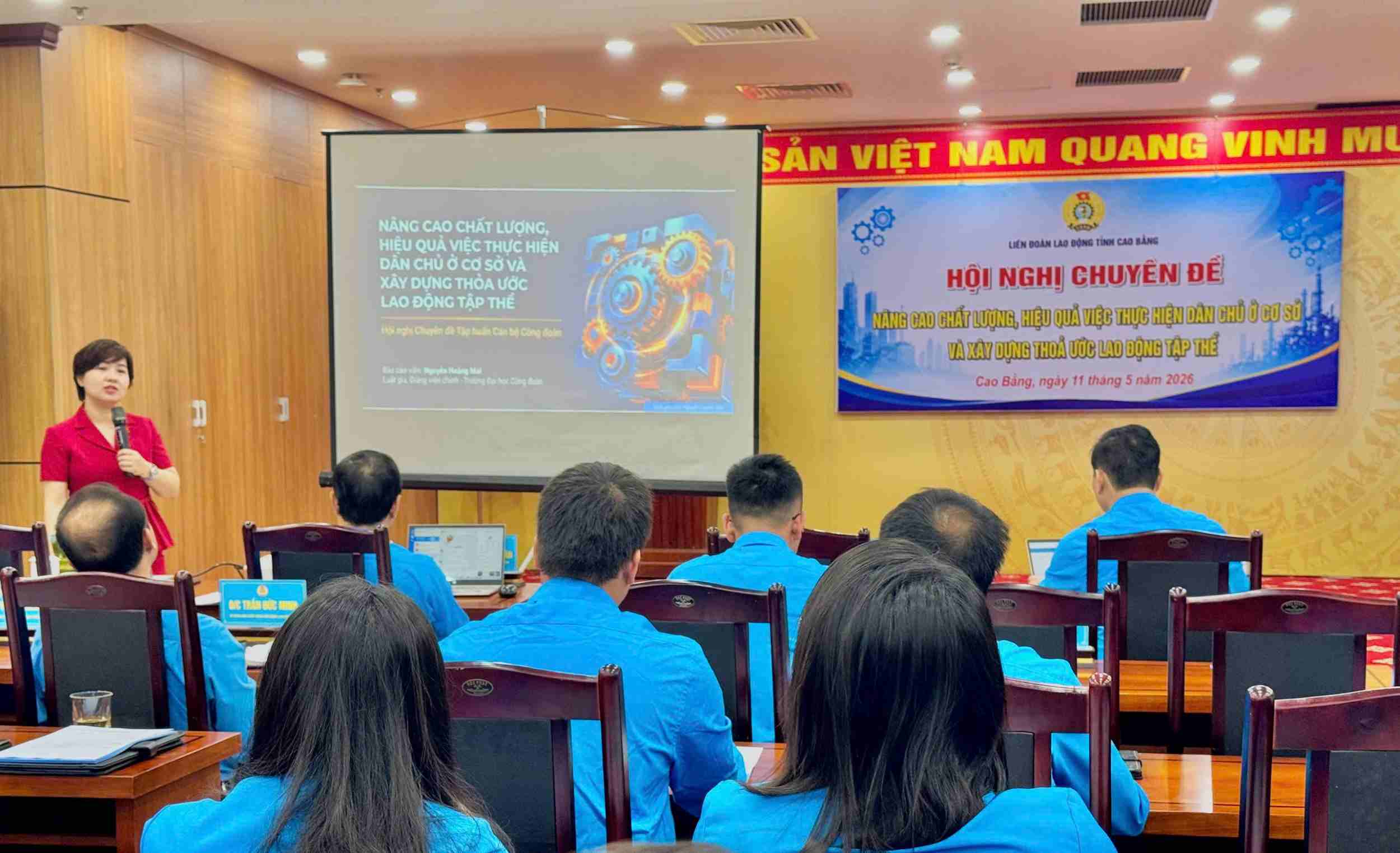 Giảng viên chính Đại học Công đoàn triển khai các nội dung chuyên đề của Hội nghị và các đại biểu tham gia trình bày nội dung. Ảnh: Minh Huyền
