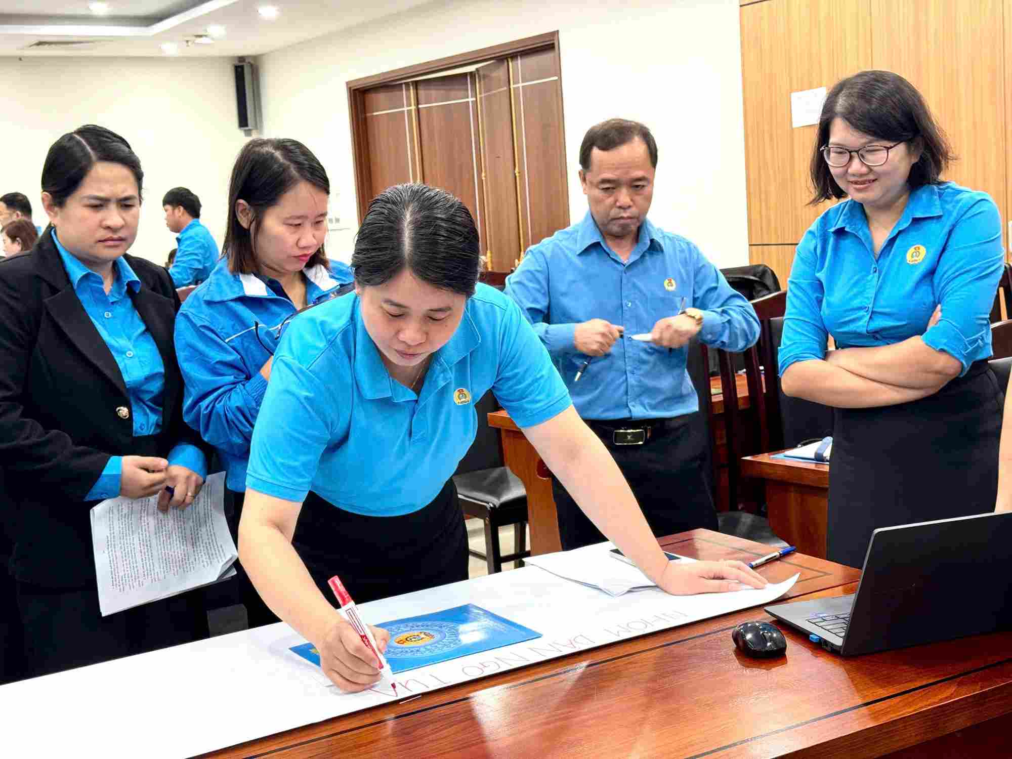 Trade union officials present solutions to improve the quality of dialogue, negotiation and signing of collective labor agreements. Photo: Minh Huyen