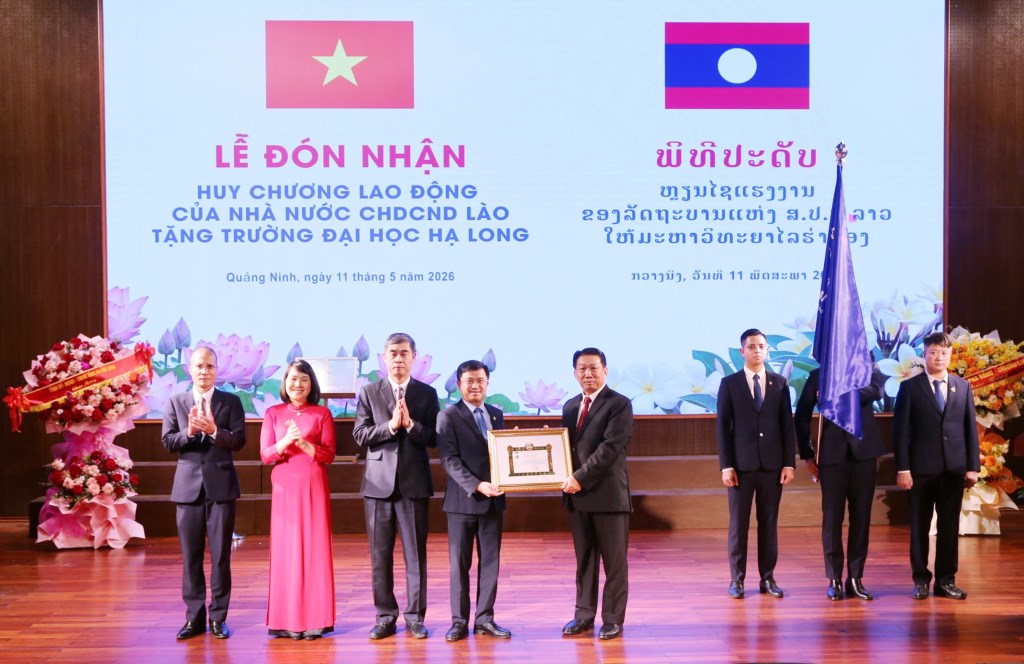 The Board of Directors of Ha Long University receives the Labor Medal of the Lao PDR State at the ceremony. Photo: Nguyen Thanh