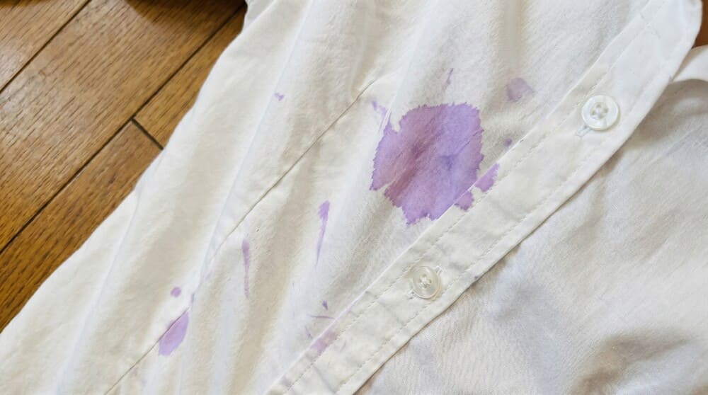 Stains on white shirts need to apply some correct washing and removal methods to help bring efficiency. Photo: Tuan Dat
