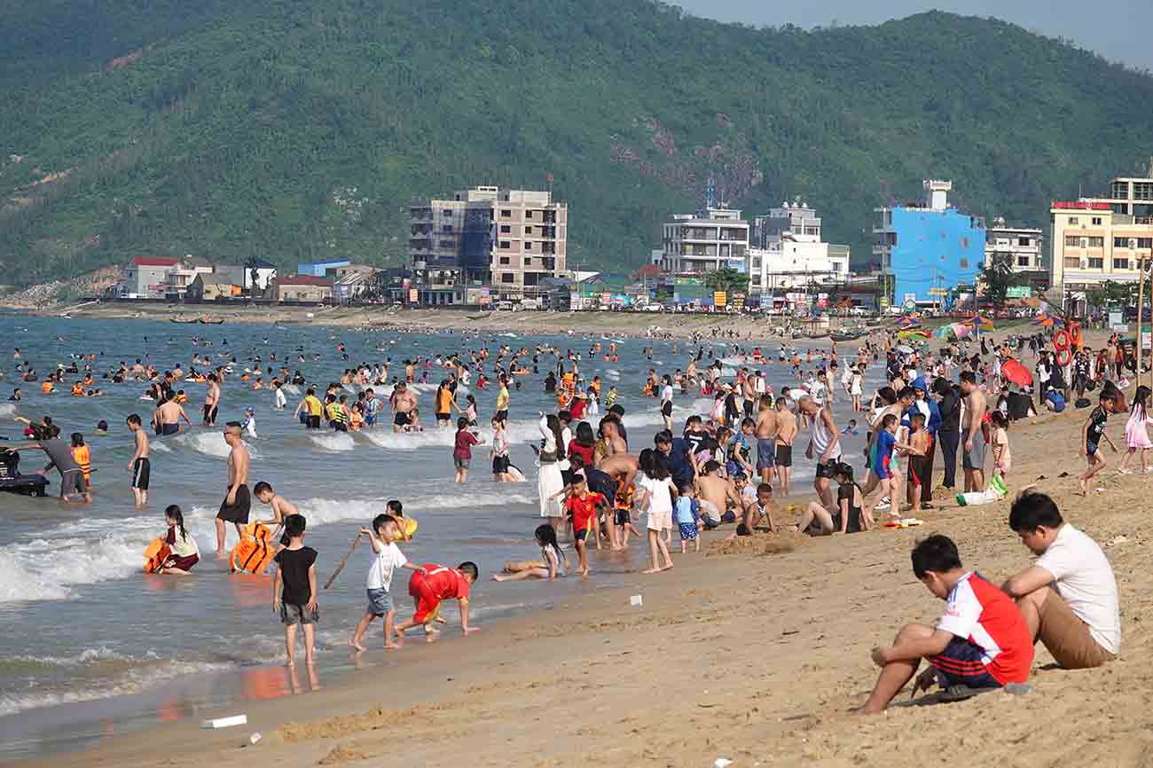 Hàng nghìn người tắm biển Thiên Cầm. Ảnh: Trần Tuấn