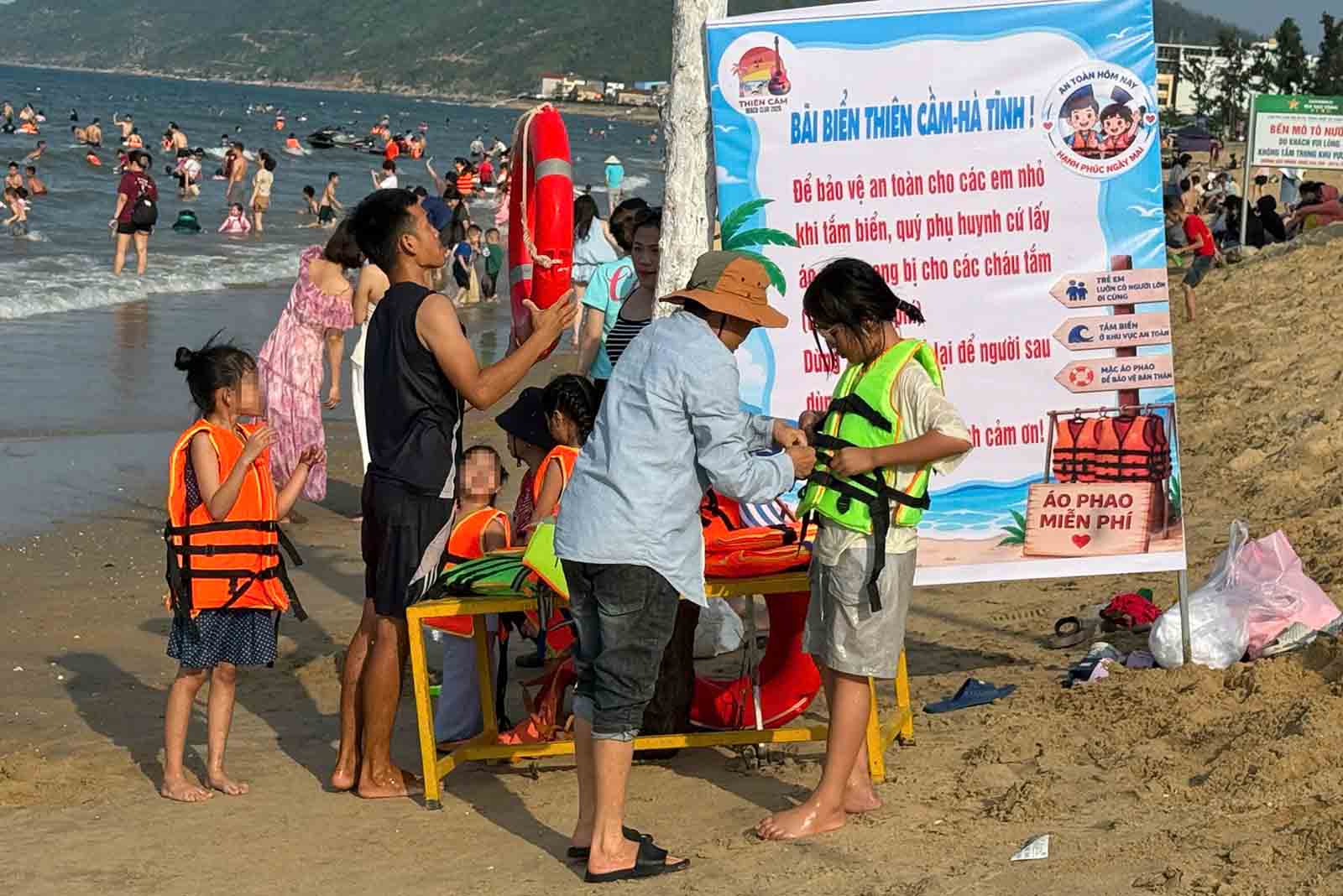 Los residentes y turistas pueden usar chalecos salvavidas del Beach Club Thien Cam de forma gratuita al nadar en el mar. Foto: Tran Tuan
