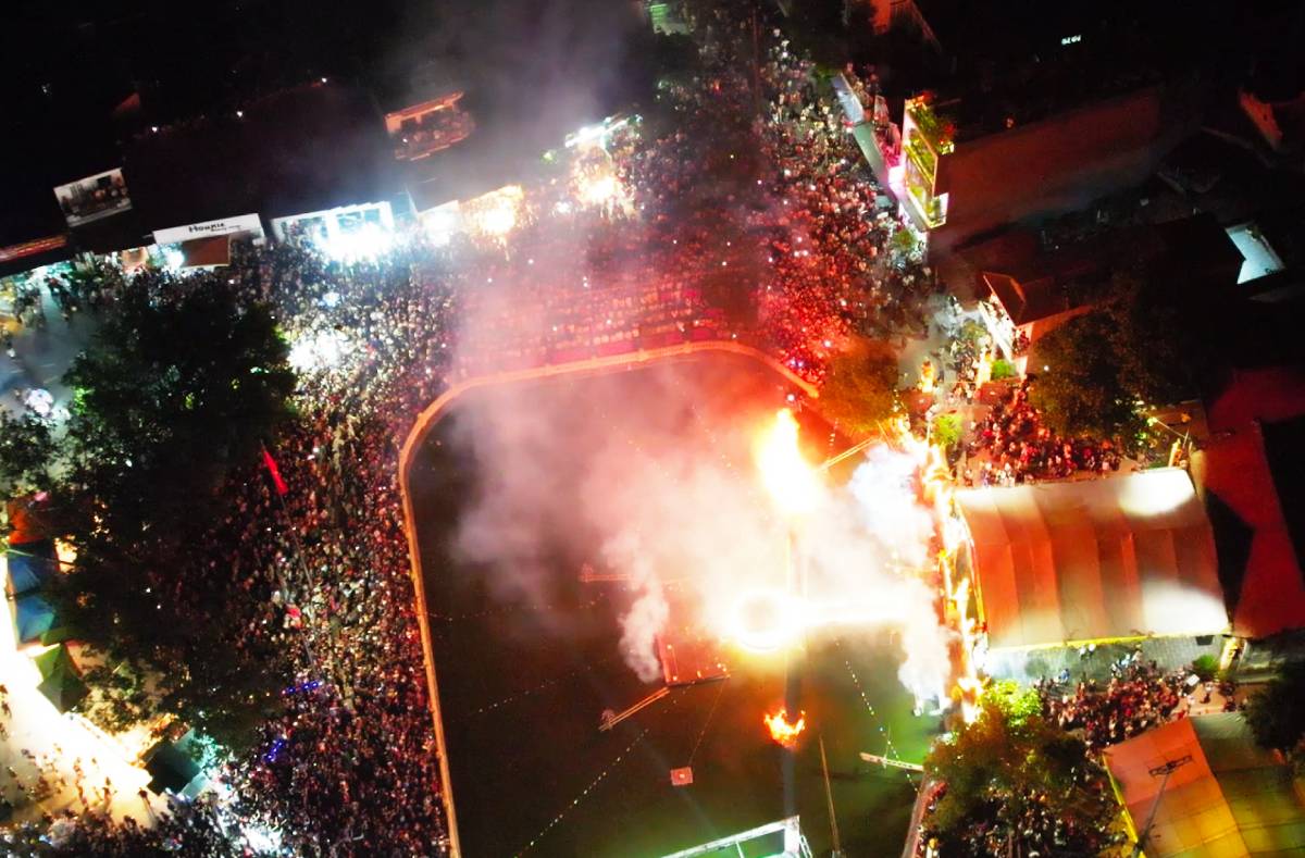 Costumbre de quemar árboles comunitarios gigantes en el Festival del Templo Long Khe, comuna de A Sao, provincia de Hung Yen. Foto: Le Dam