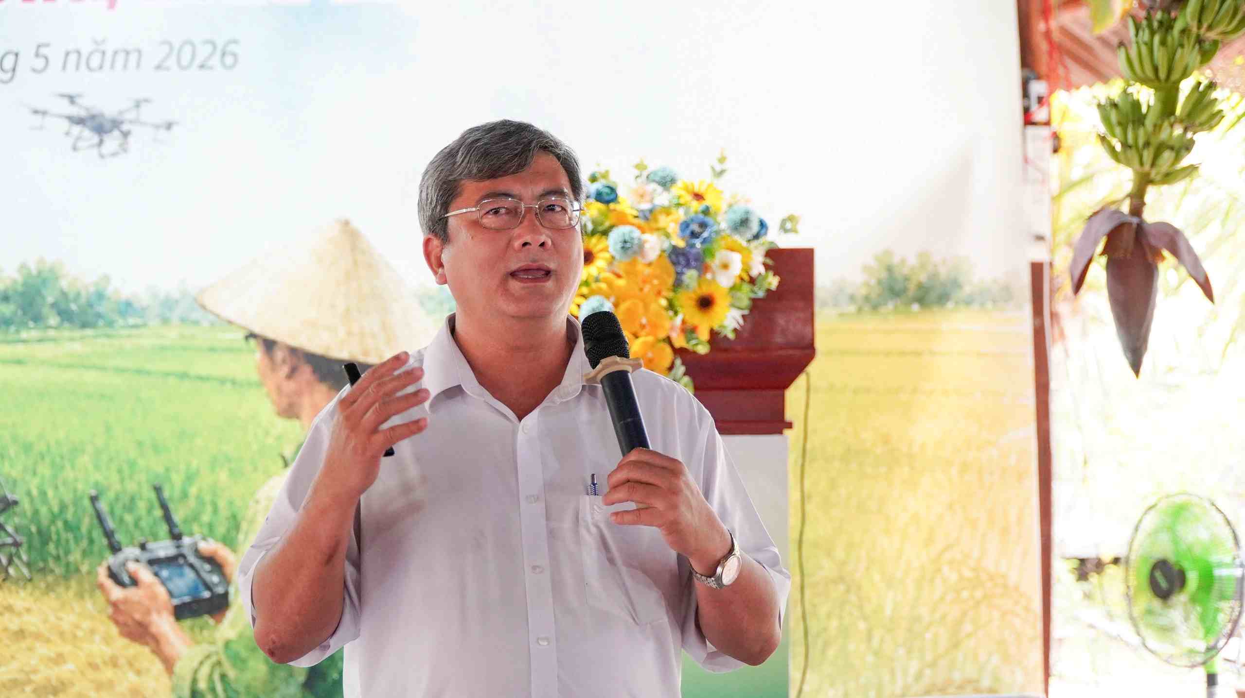 TS.Trần Minh Hải - Phó Hiệu trưởng Trường Chính sách công và Phát triển nông thôn, nói về đầu ra cho nông sản trong đó có con lươn Cà Mau. Ảnh: Nhật Hồ.