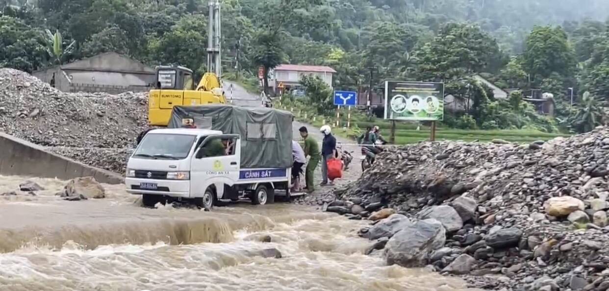 Trinh Tuong Commune Police (Lao Cai province) use specialized vehicles to transport people and students across streams to school. Photo: Ministry of Public Security