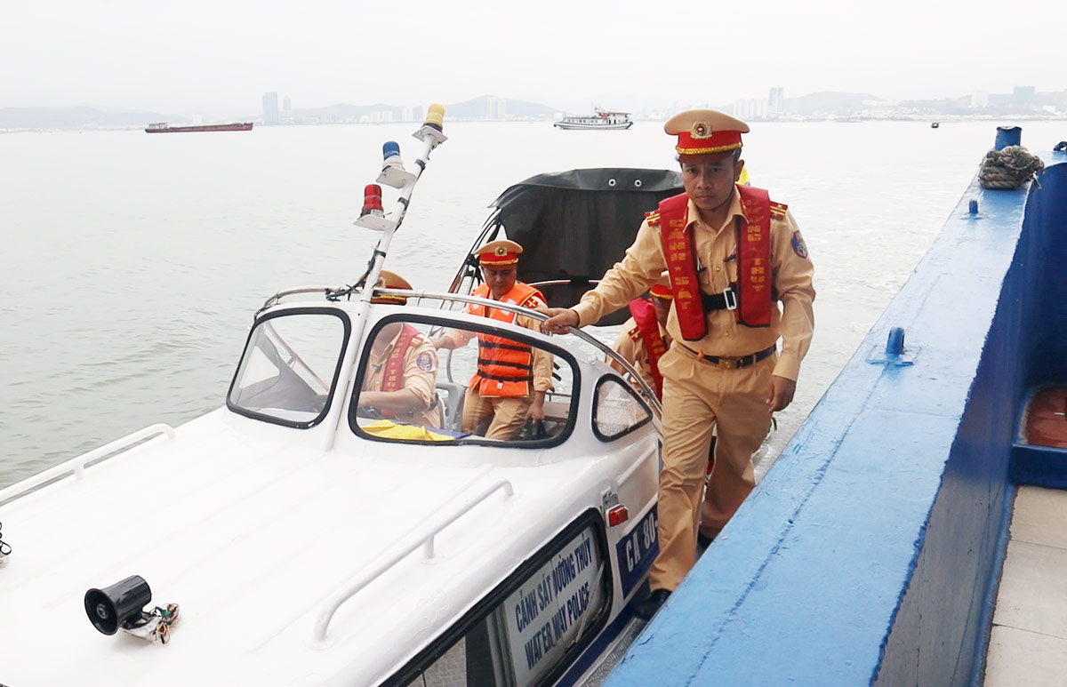 Flotilla 1 inspects tourist boats in Ha Long Bay. Photo: Doan Hung