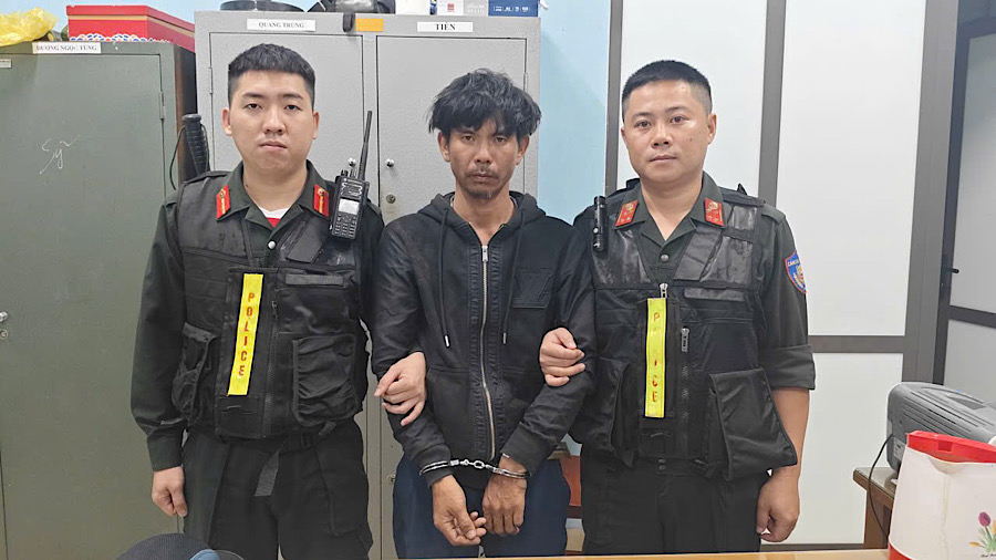 Cảnh sát cơ động bắt nghi phạm trộm xe máy trong quá trình tuần tra. Ảnh: Phòng Cảnh sát cơ động Công an tỉnh Quảng Trị