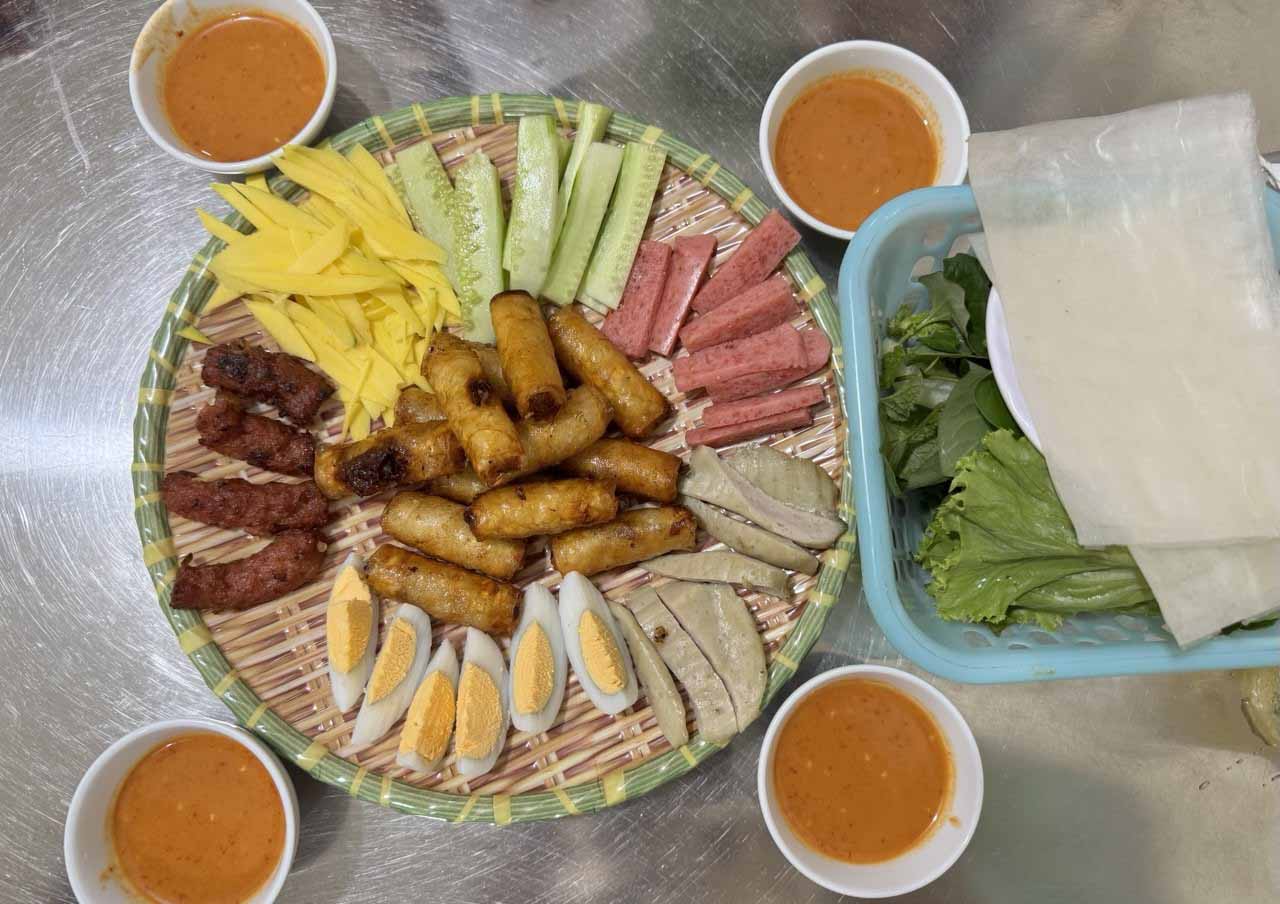 Một set chả cuốn cá trích đầy đủ cho 2 người ăn.