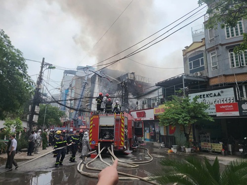 Discovery of the victim's body in the Volume Club restaurant fire in Hanoi. Photo: Minh Hanh