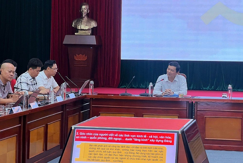 Journalist, Master Ngo Minh Tuan - Director of Department, Head of Party Building Department, Communist Magazine exchanges with officials and reporters of Lao Dong Newspaper. Photo: Van Thang