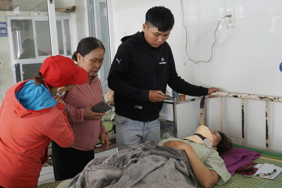 Chị Trâm không cầm được nước mắt khi gặp lại người thân sau vụ tai nạn. Ảnh: Hoài Phương