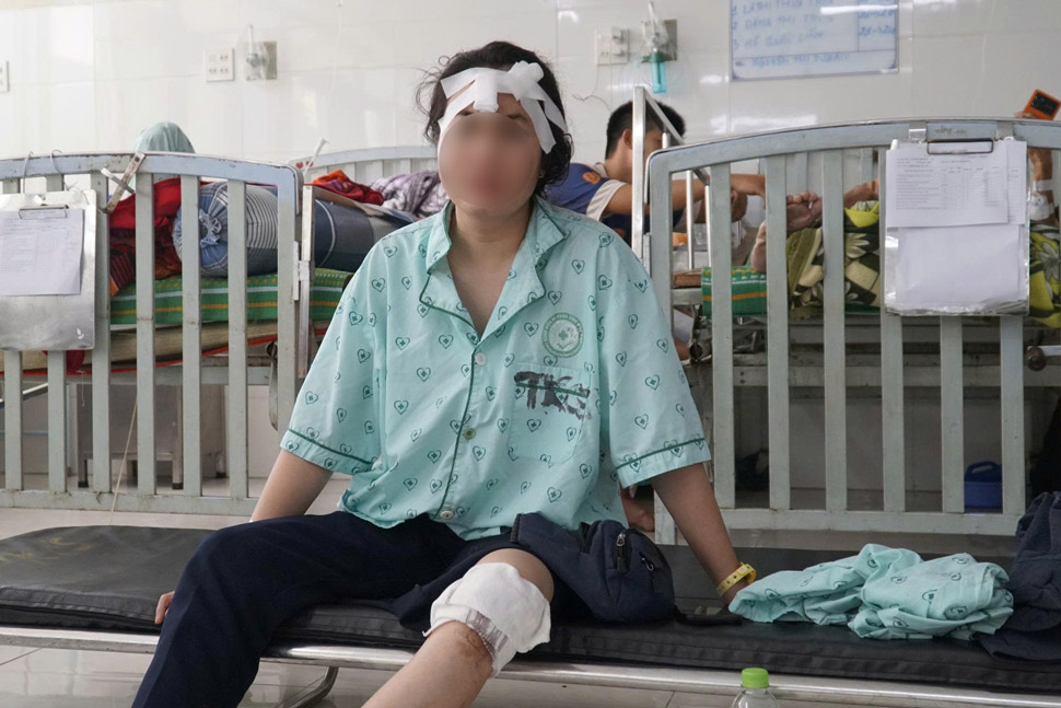 Chị Phương bàng hoàng kể lại vụ tai nạn. Ảnh: Hoài Phương