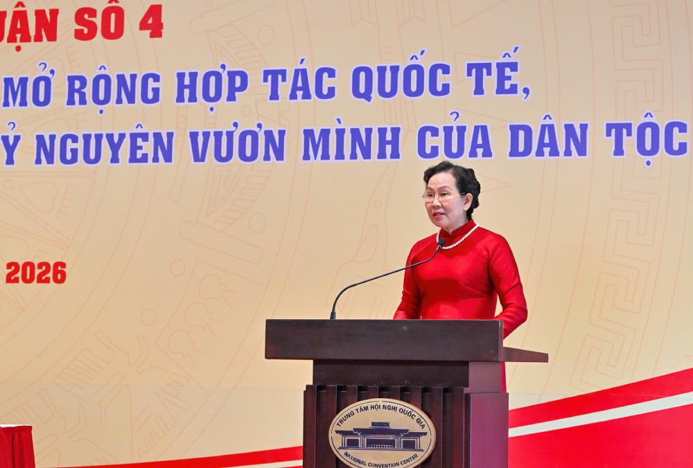 Ms. Le Thi Thuy, Member of the Party Central Committee, Vice Chairwoman of the 10th Central Committee of the Vietnam Fatherland Front, President of the Vietnam Women's Union, chaired discussion center No. 4 with the content "Improving the effectiveness of people-to-people diplomacy, expanding international cooperation to contribute to building and protecting the Fatherland in the era of national rise". Photo: Hai Nguyen