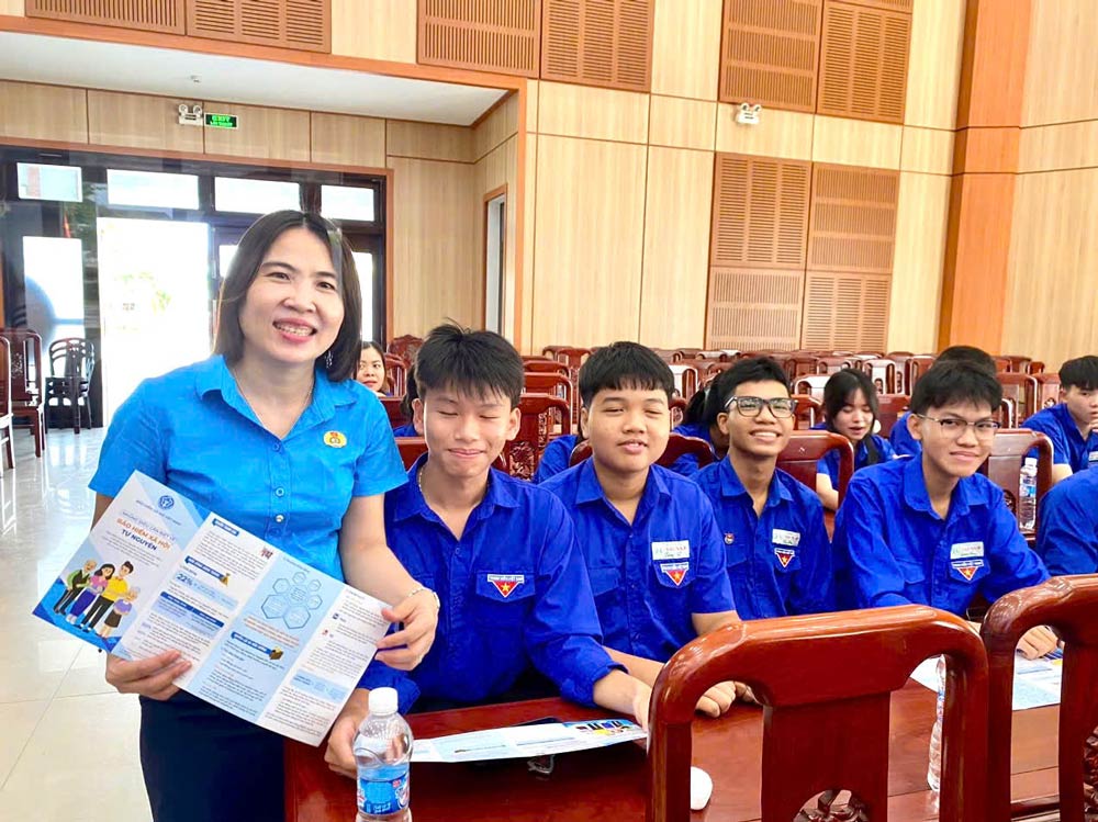 La Seguridad Social de base de Nam Phuoc se coordina con el Sindicato de la comuna de Nam Phuoc y la Unión de Jóvenes de la comuna para propagar, asesorar y dialogar sobre políticas de seguro social y seguro médico para miembros del sindicato, jóvenes y trabajadores jóvenes. Foto: Sindicato de Nam Phuoc