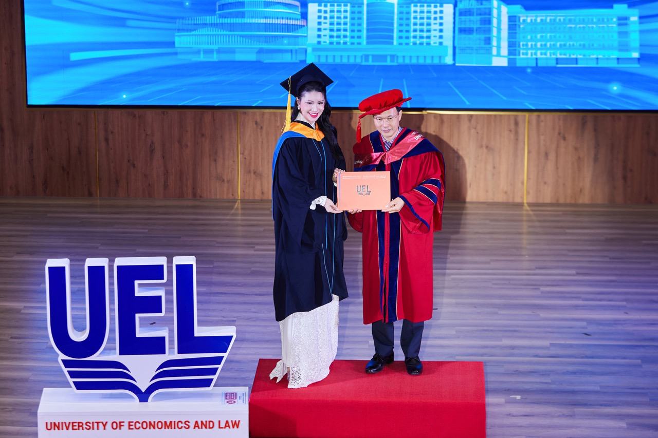 Miss Loan Vuong receives a master's degree. Photo: Artist provided.