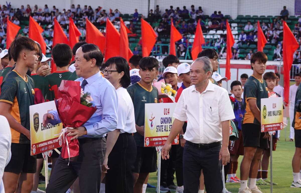 Lãnh đạo tỉnh Gia Lai, bầu Đức đến động viên các cầu thủ, đội bóng dự Festival. Ảnh: Nguyễn Đăng