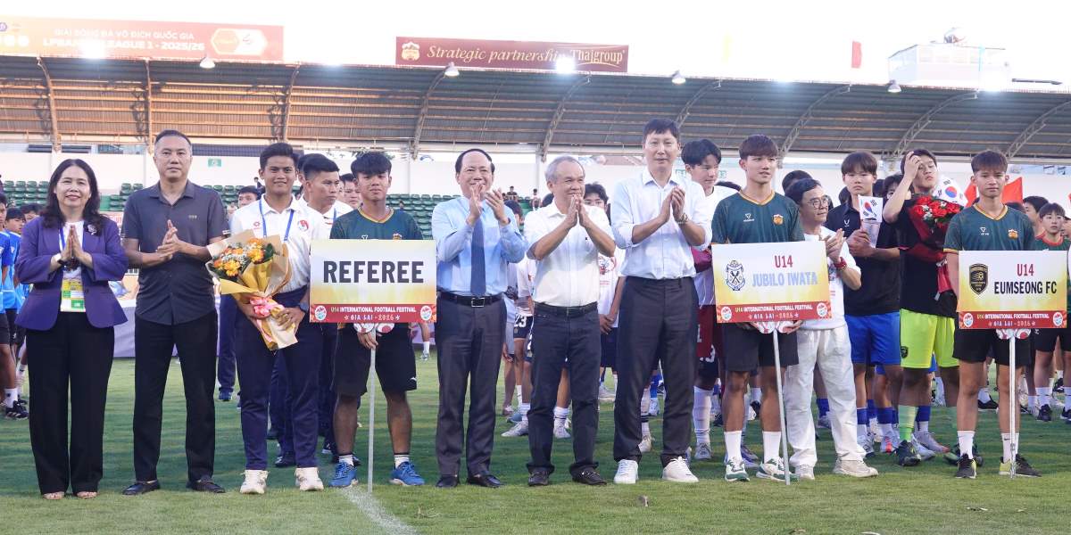 Coach Kim Sang-sik, Bau Duc, along with leaders of Gia Lai province and VFF attended the opening ceremony. Photo: Nguyen Dang