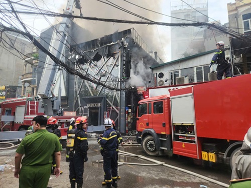 La policía de Hanoi informó del incendio en el bar de karaoke Volume Club. Foto de : Minh Hanh