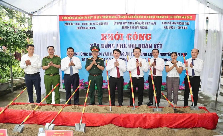 Leaders of the Vietnam Fatherland Front Committee of Hai Phong City at the groundbreaking ceremony for building Great Solidarity houses for households in difficult circumstances in Tran Thanh Ngo TDP 5. Photo: Minh Hung