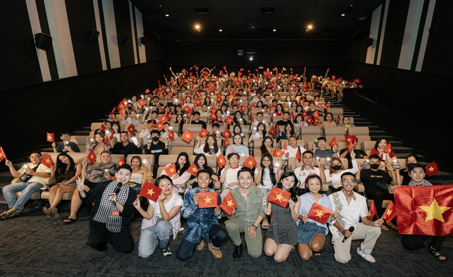 Actors of the movie "Địa đạo: Mặt trời trong bóng tối" interact with audiences at a cinema in Ho Chi Minh City. Photo: Producer