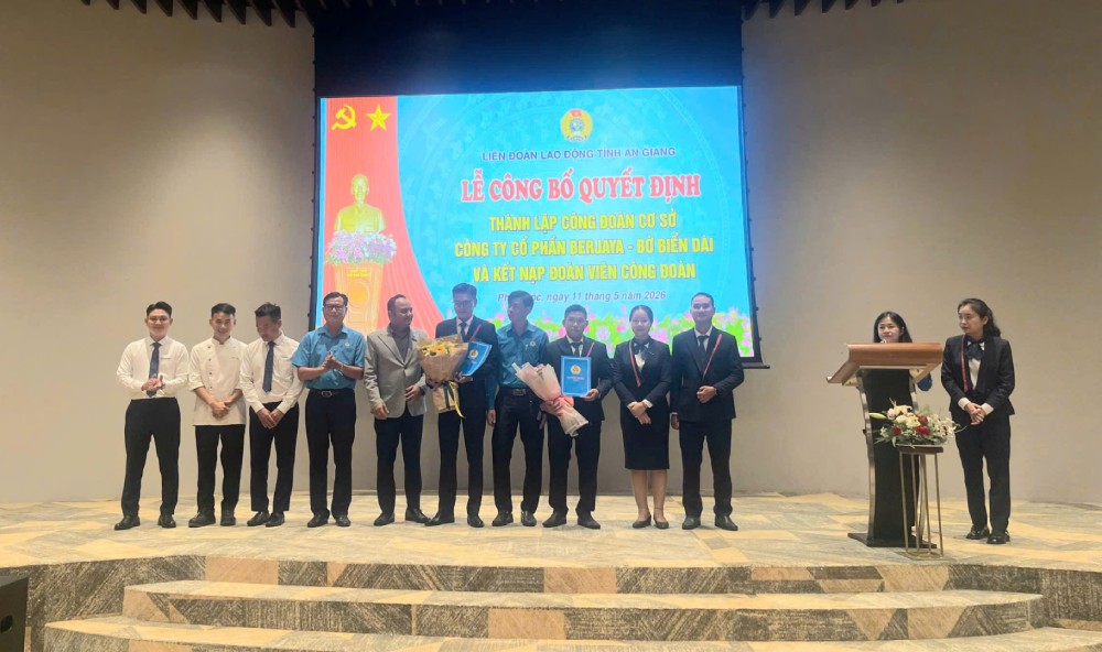 Trao quyết định thành lập Công đoàn cơ sở Công ty Cổ phần Berjaya - Bờ Biển Dài. Ảnh: Quang Vương