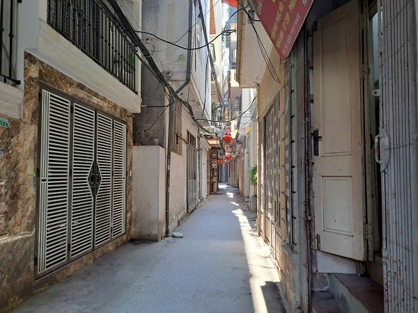 House prices in alleys are high. Photo: Luc Giang