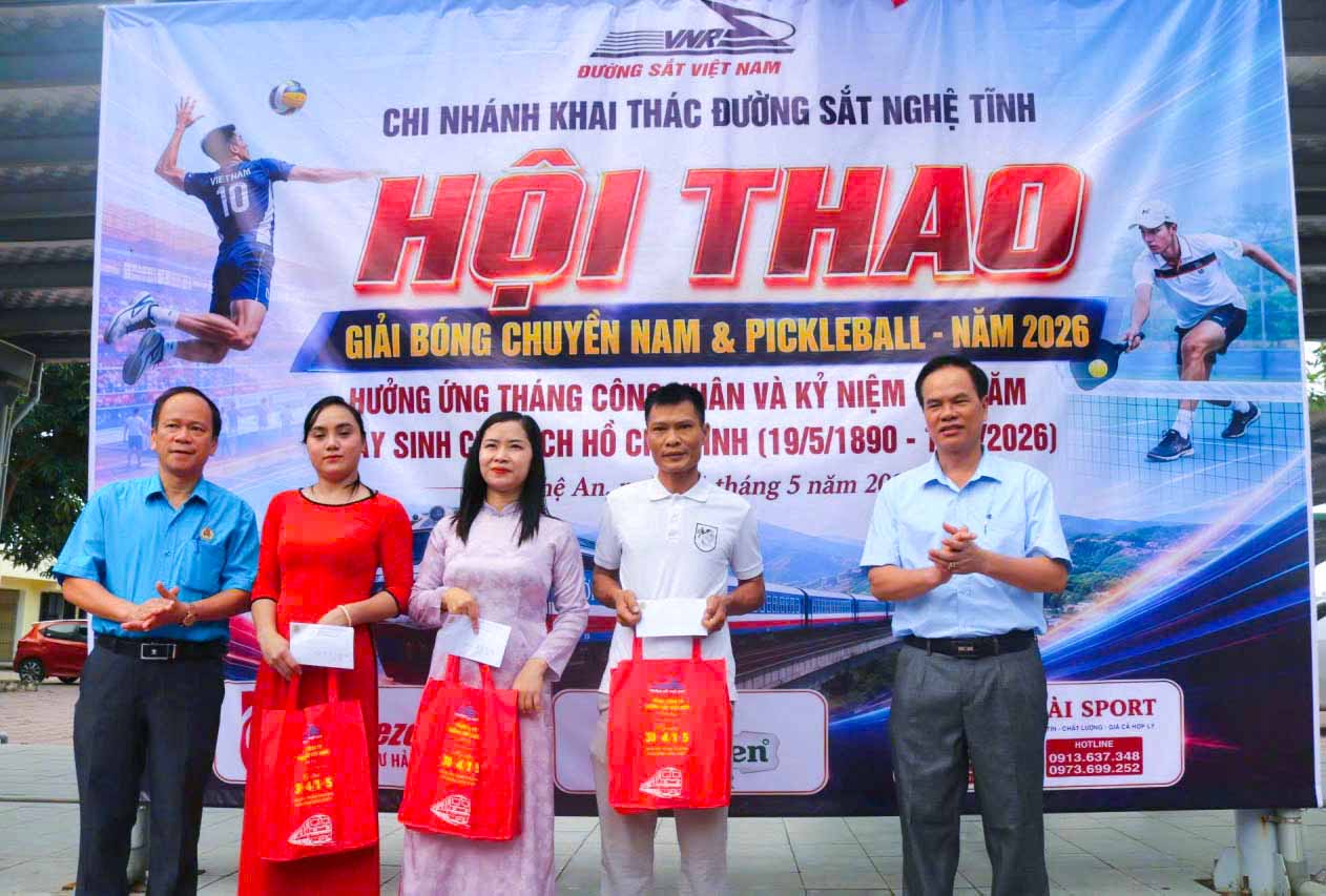 Giám đốc và Chủ tịch Công đoàn Chi nhánh trao quà cho người lao động nhân Tháng Công nhân. Ảnh: Hải Dương