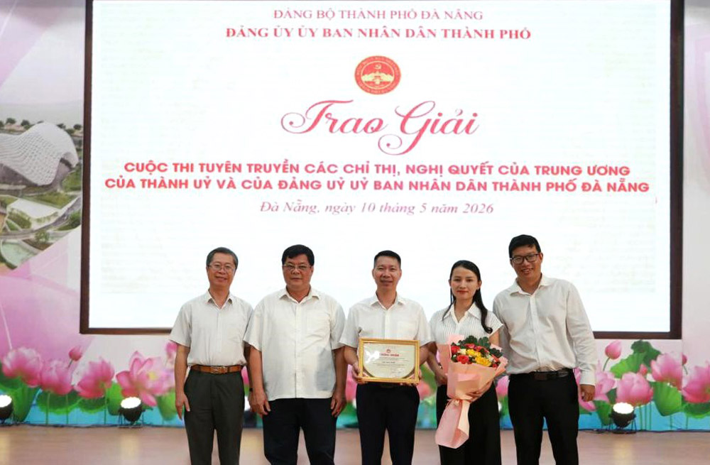 The author group of the Da Nang City Social Insurance Party Committee received the First Prize in the contest to propagate Directives and Resolutions of the Central Government, the City Party Committee and the Da Nang City People's Committee. Photo: Tuong Minh
