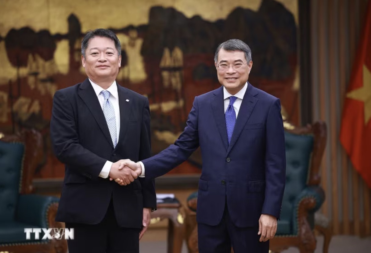 Politburo Member, Prime Minister Le Minh Hung receives Mr. Nagasaki Kotaro, Governor of Yamanashi Prefecture, Japan. Photo: VNA