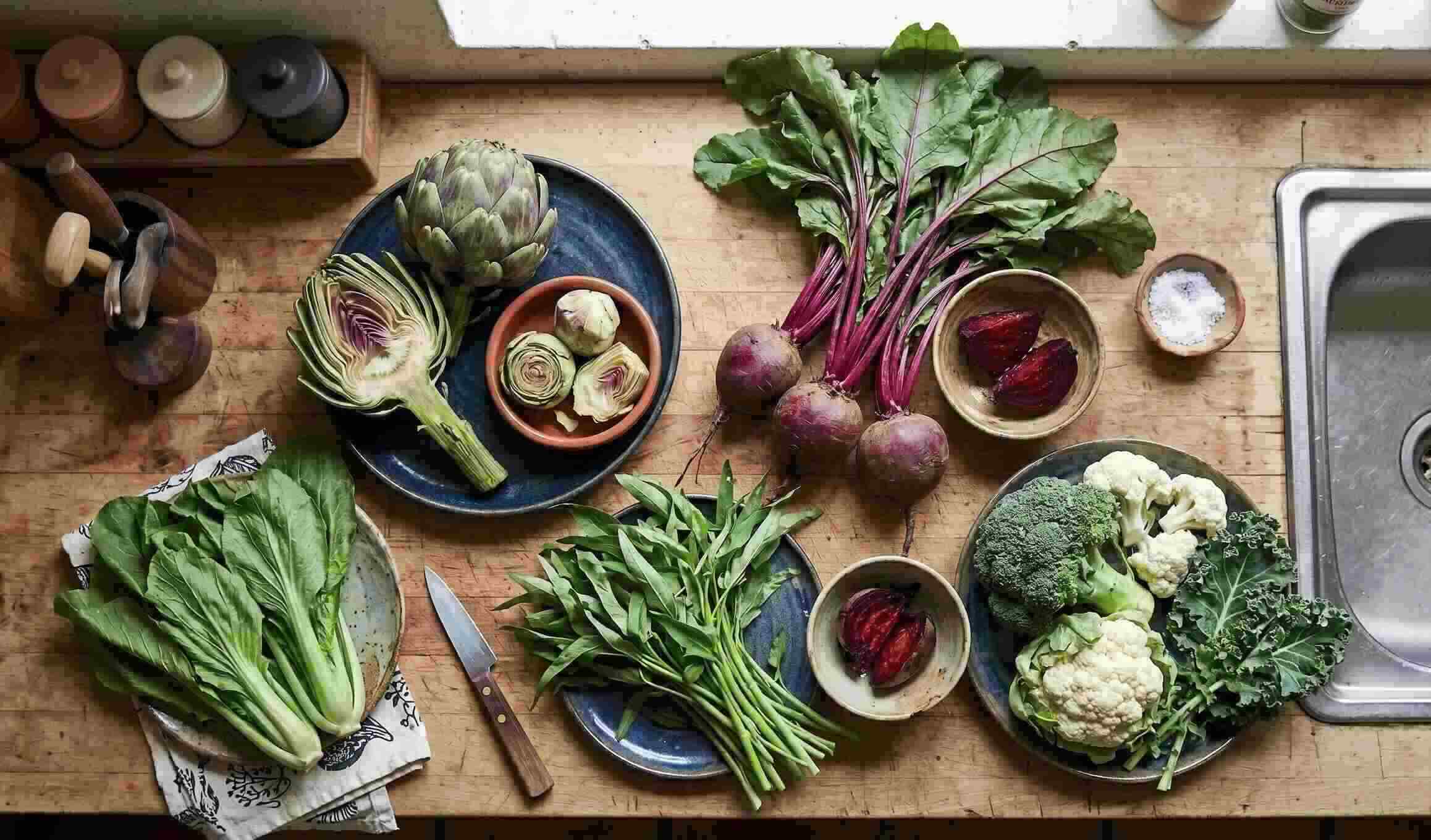 According to nutrition experts' recommendations, people with liver disease should supplement with more vegetables, especially artichokes, beets, cruciferous vegetables and green leafy vegetables. Graphics: Vy Vy