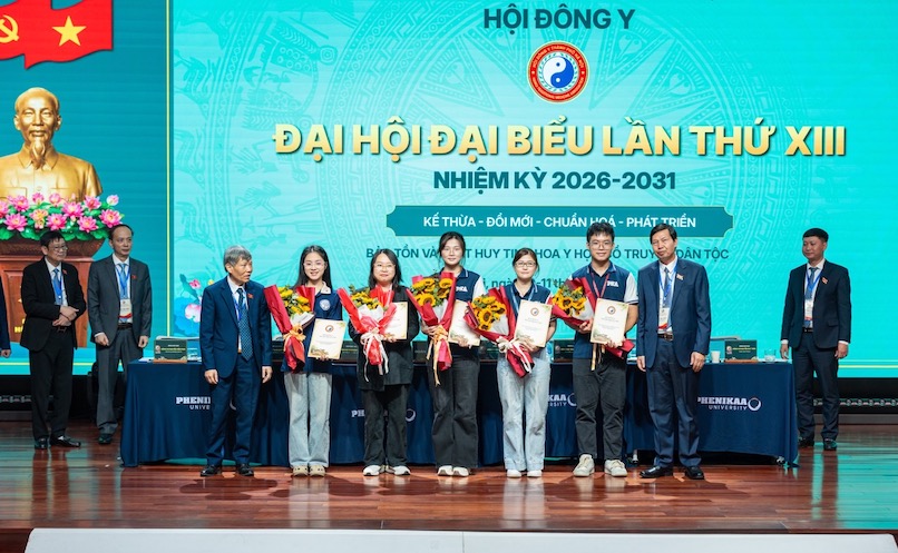 Hội Đông y trao học bổng cho sinh viên Phenikaa. Ảnh: BTC