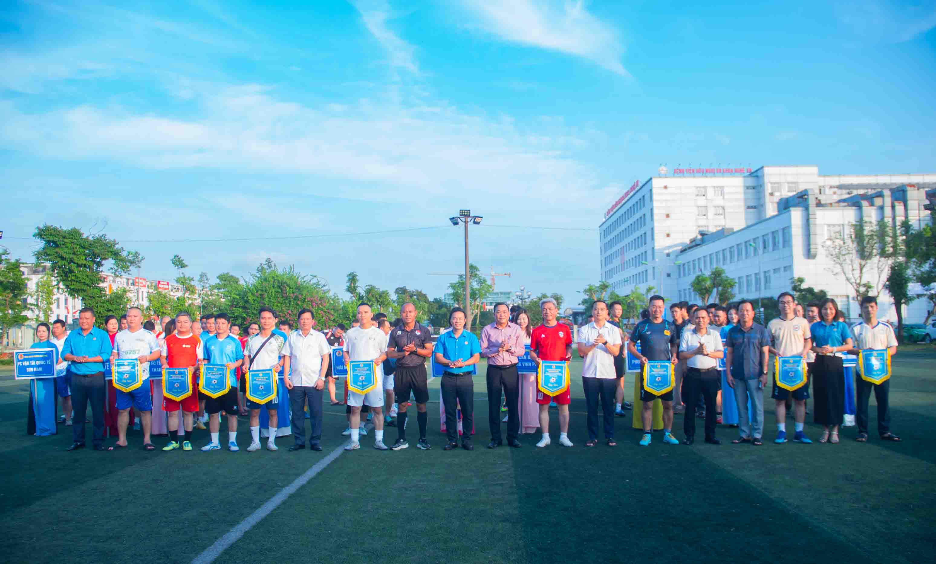 Đại diện lãnh đạo các đơn vị tặng hoa cho các đội bóng tham dự giải đấu. Ảnh: Duy Chương